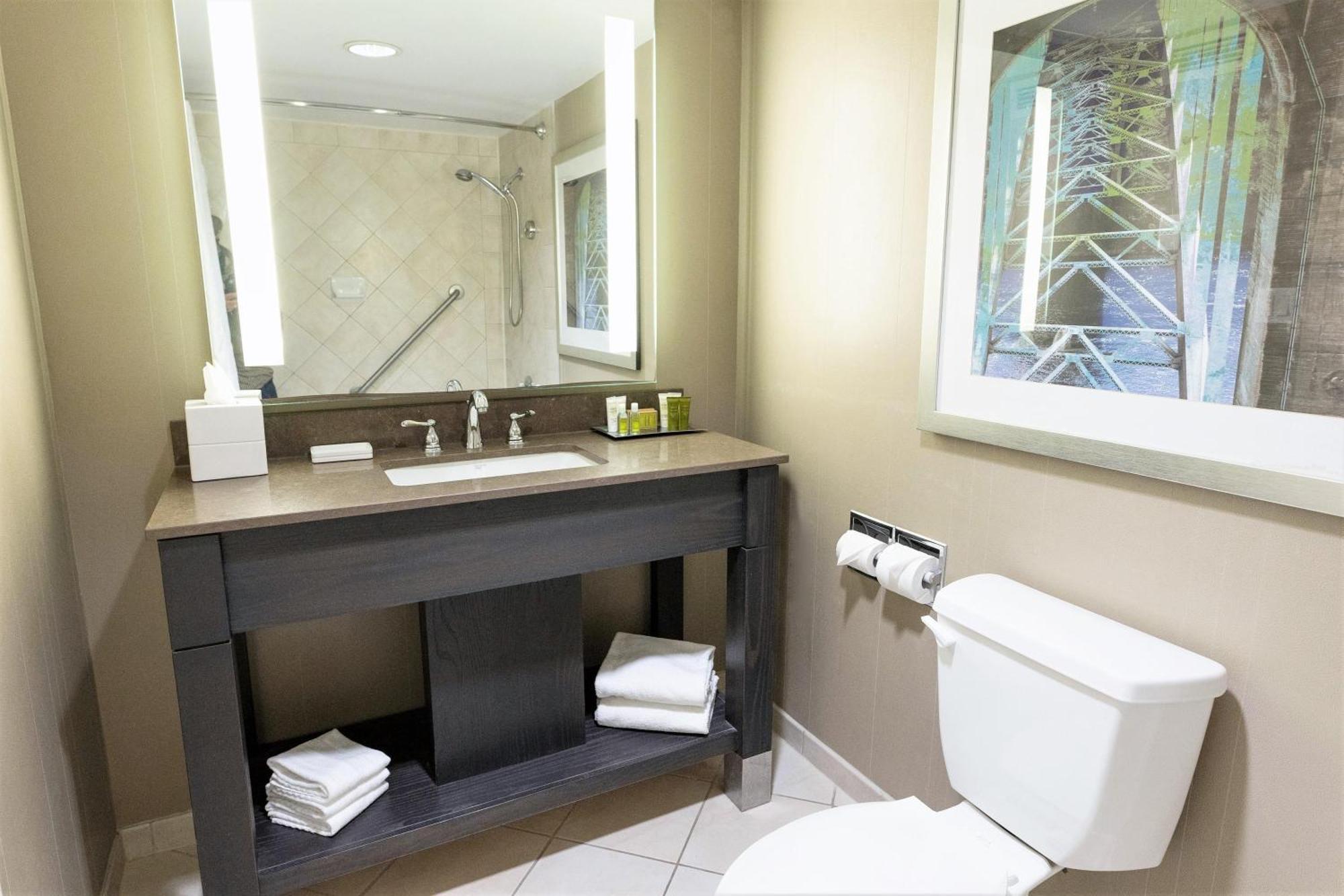 Quarto Queen com 2 Camas Queen-size e Chuveiro